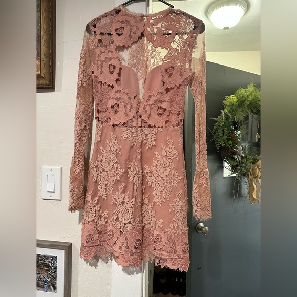 Lace dress - Picture 2 of 4